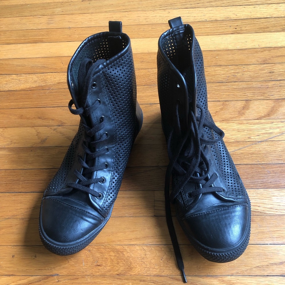 Shelly’s London Black Leather sneaker